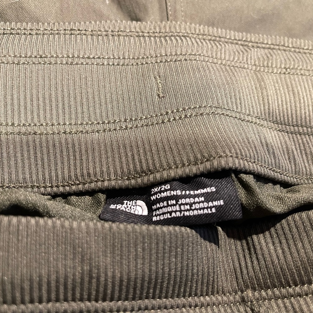 NWOT North Face women’s hiking pants.